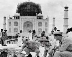 The monument was covered with a huge platform like a stockpile of bamboo so as to misguide the bombers at the time of the Second World War. Also, it w